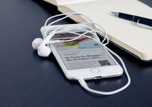 mockDrop_iPhone 6 wrapped in earbuds